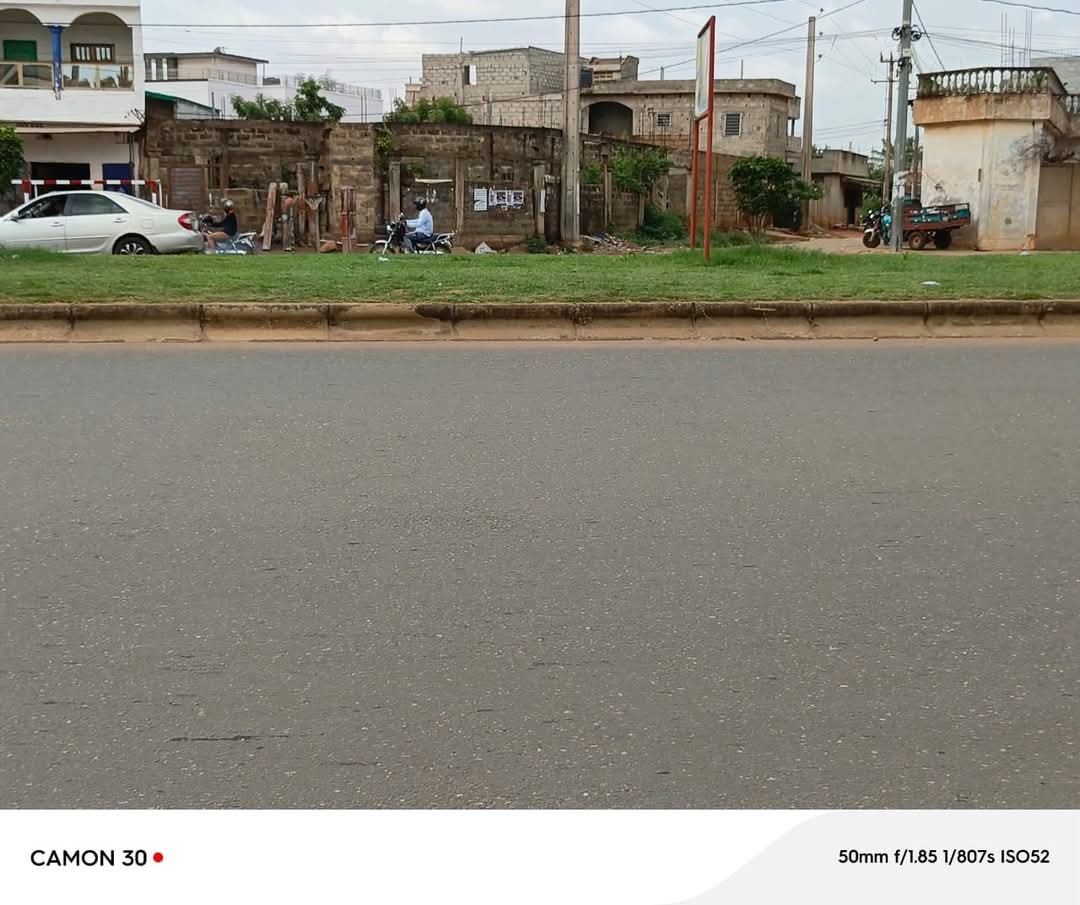 Terrain face goudron en vente a Lomé avedji