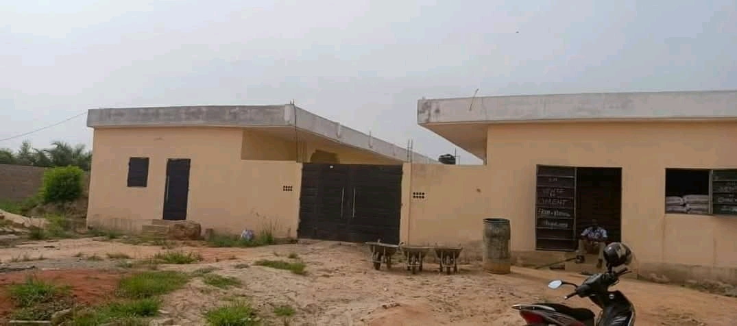 Villa construite pour les locations en vente a Lome