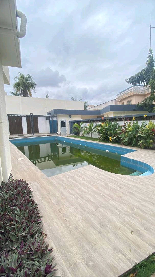 Villa à piscine à louer à Lome agbalepedo