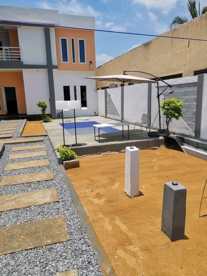 Villa a étage avec piscine en vente a lome togokomé