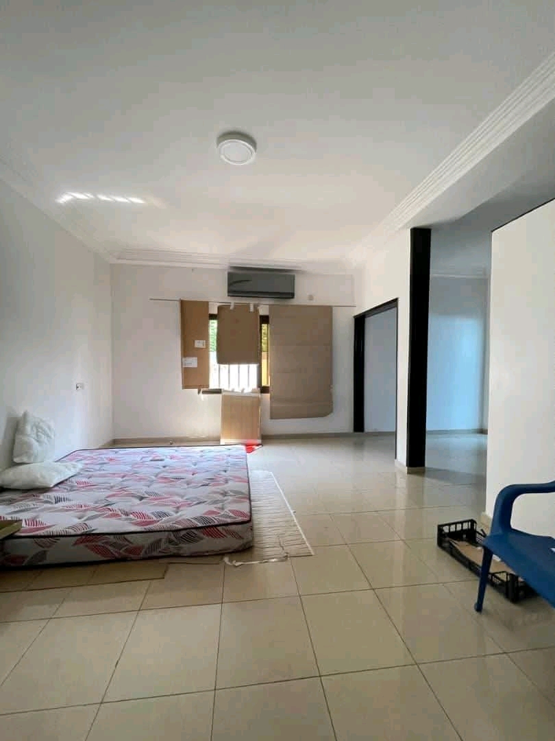 Villa a piscine en vente a lome dans la cité caisse