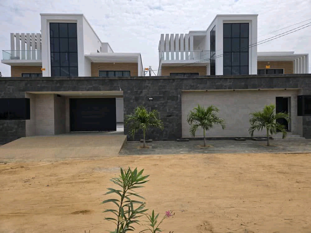 Villa a piscine face a la mer en vente a Lomé