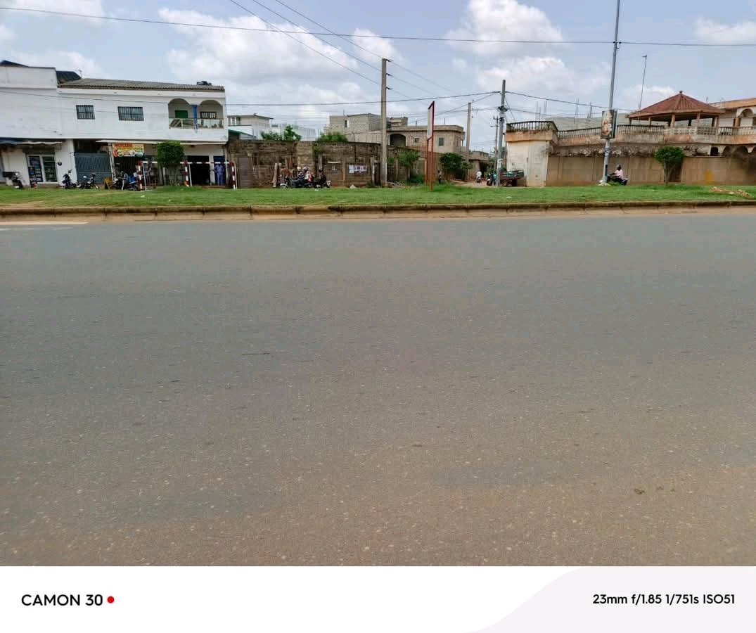 Terrain face goudron en vente a Lomé face goudron