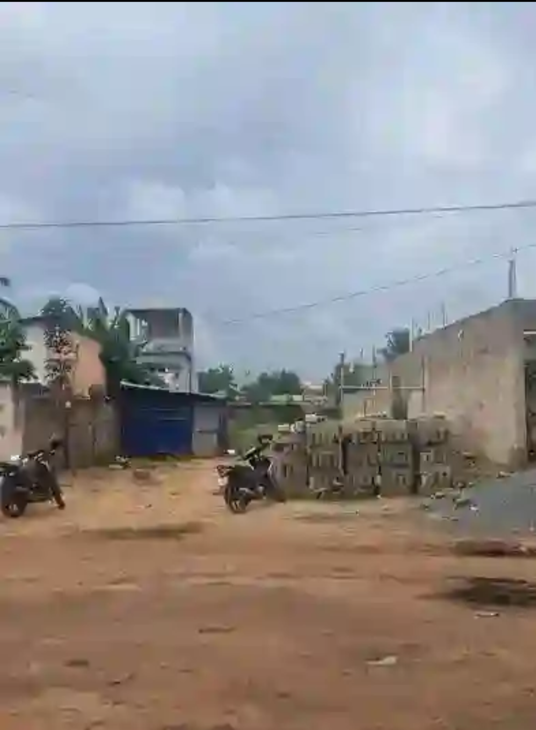 Terrain en vente a Lomé agoe logopé au bord d'une grande voie