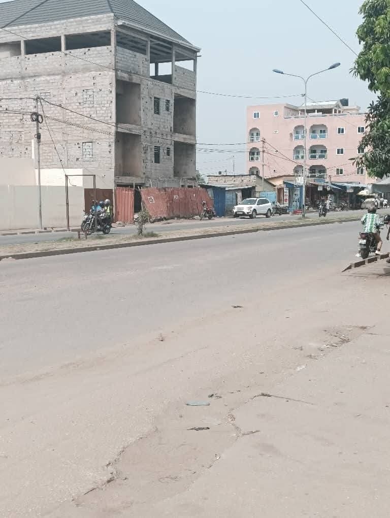 Terrain face goudron en vente a Lomé bé kpota