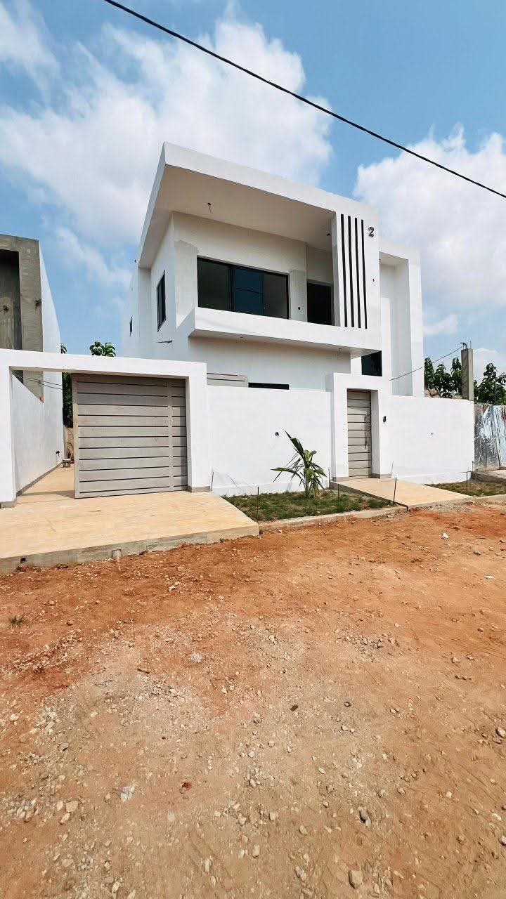 Villa a piscine en vente a Lomé zanguera