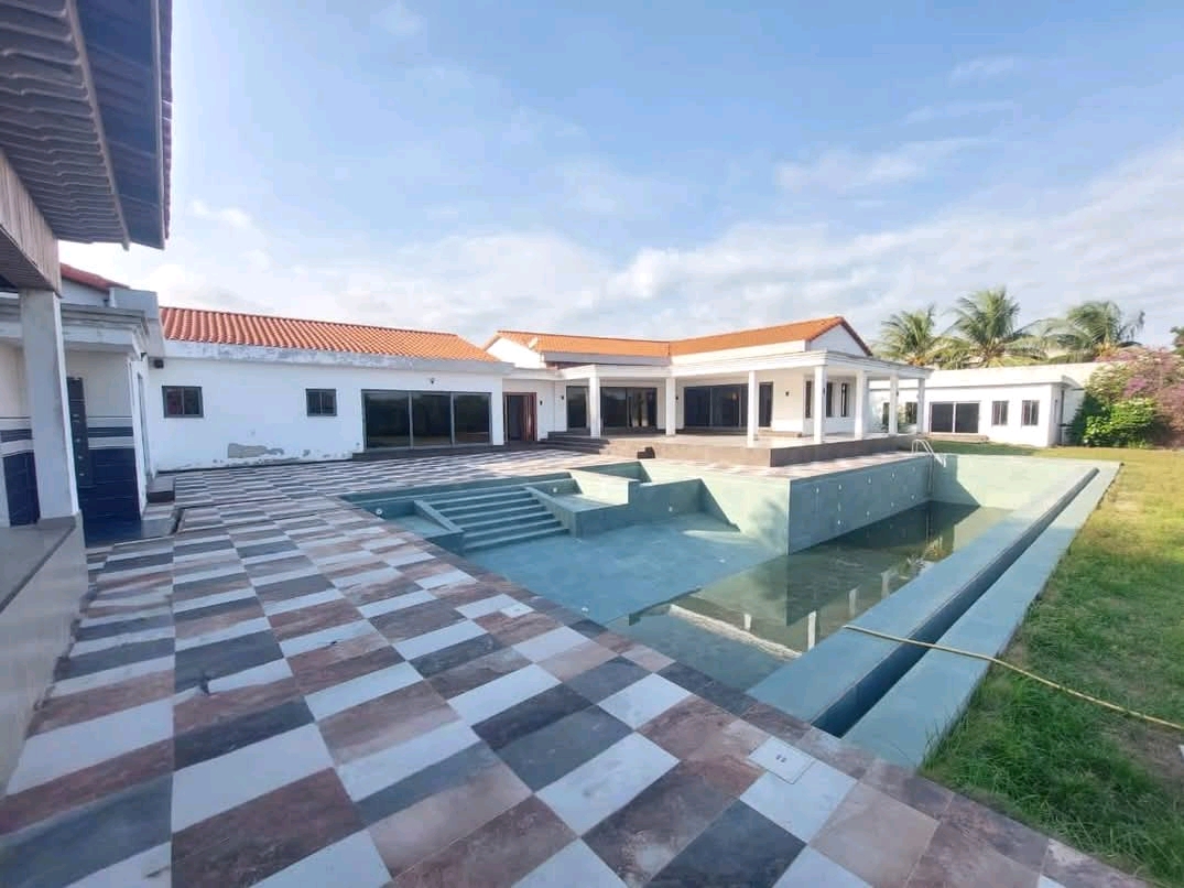 Grande villa a piscine en vente a lome baguida