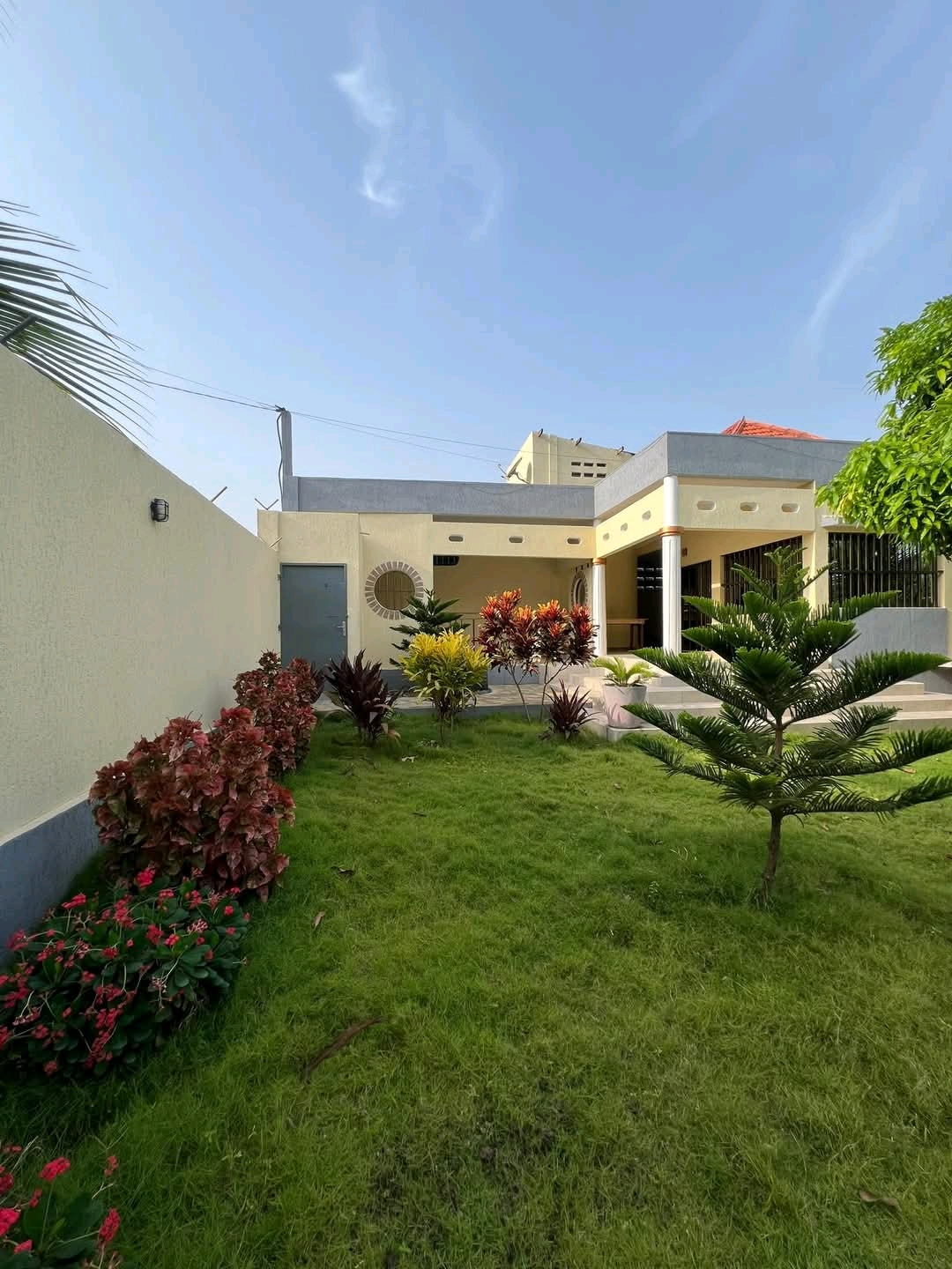 Villa meublee avec jardin a louer a lomé kpogan