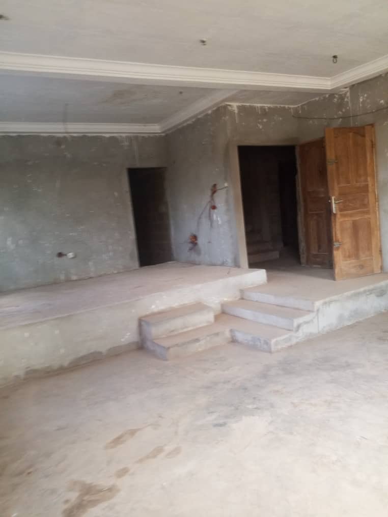 Villa dallee inachevée en vente a Lomé adetikopé