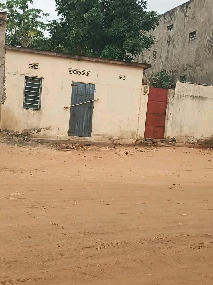 Terrain demi lot en vente a Lomé totsi gbodossimé