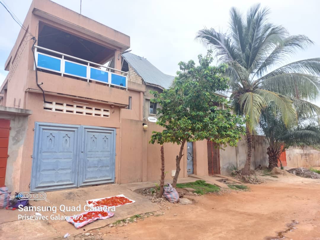 Villa a étage en vente a lome agoe