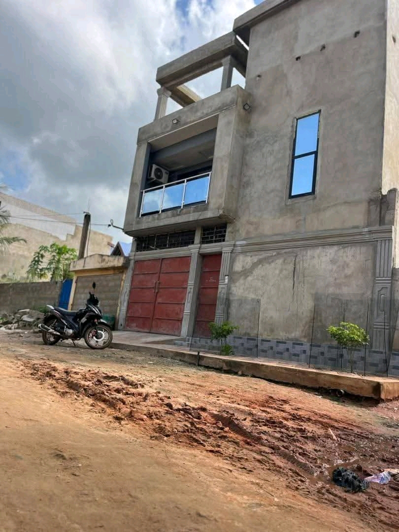 Villa a étage en vente a lome agoe Bernard kopé