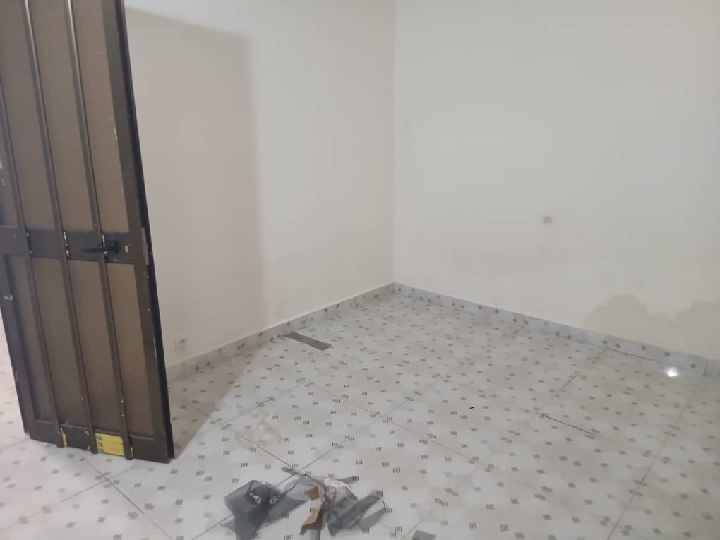 Boutique face goudron a louer a lome RM