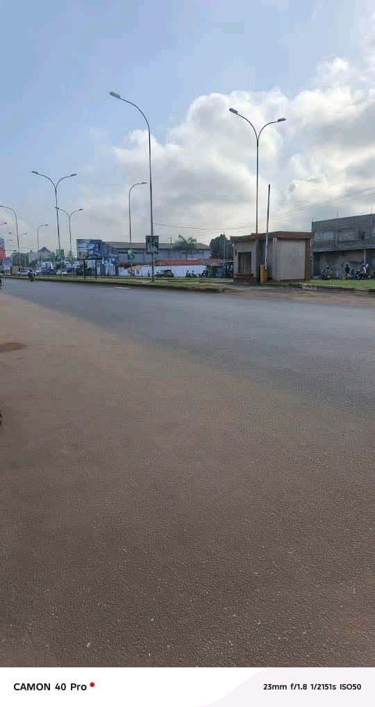 Terrain 2 lots coller face goudron en vente a Lomé