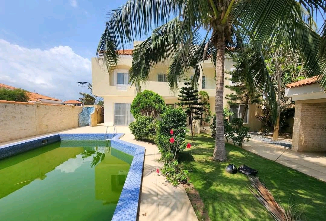 Villa a piscine en vente a Lomé baguida dans la cité
